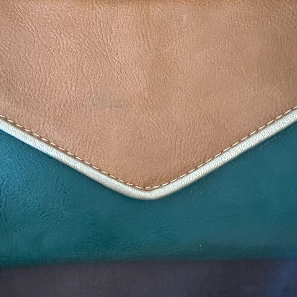 Big Buddha Santa Barbara green and tan clutch or shoulder purse with chain - Picture 8 of 9